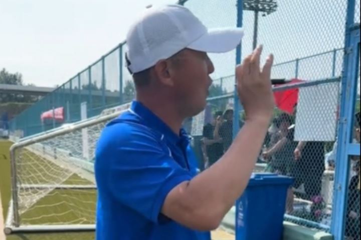 小孩子领背心没说谢谢，孙继海：先做好人然后才是踢球，我想坚持